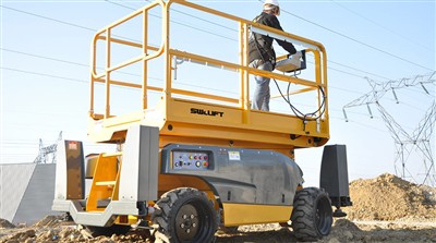 самоходен електрически ножичен повдигач